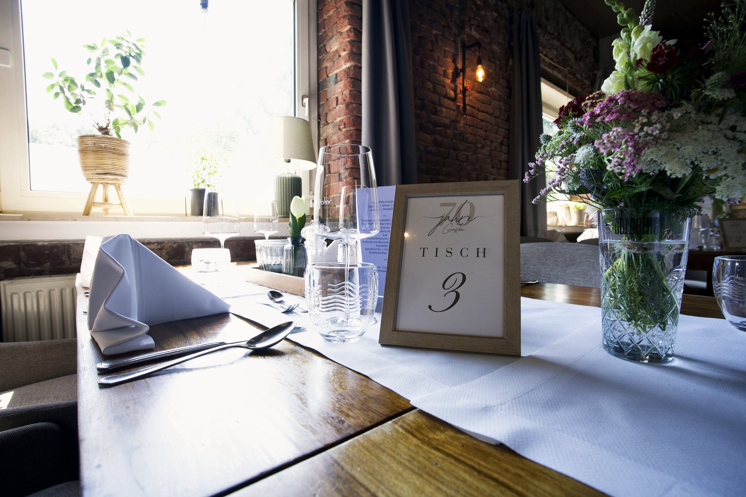 Frische Blumen auf festlich gedeckter Tafel