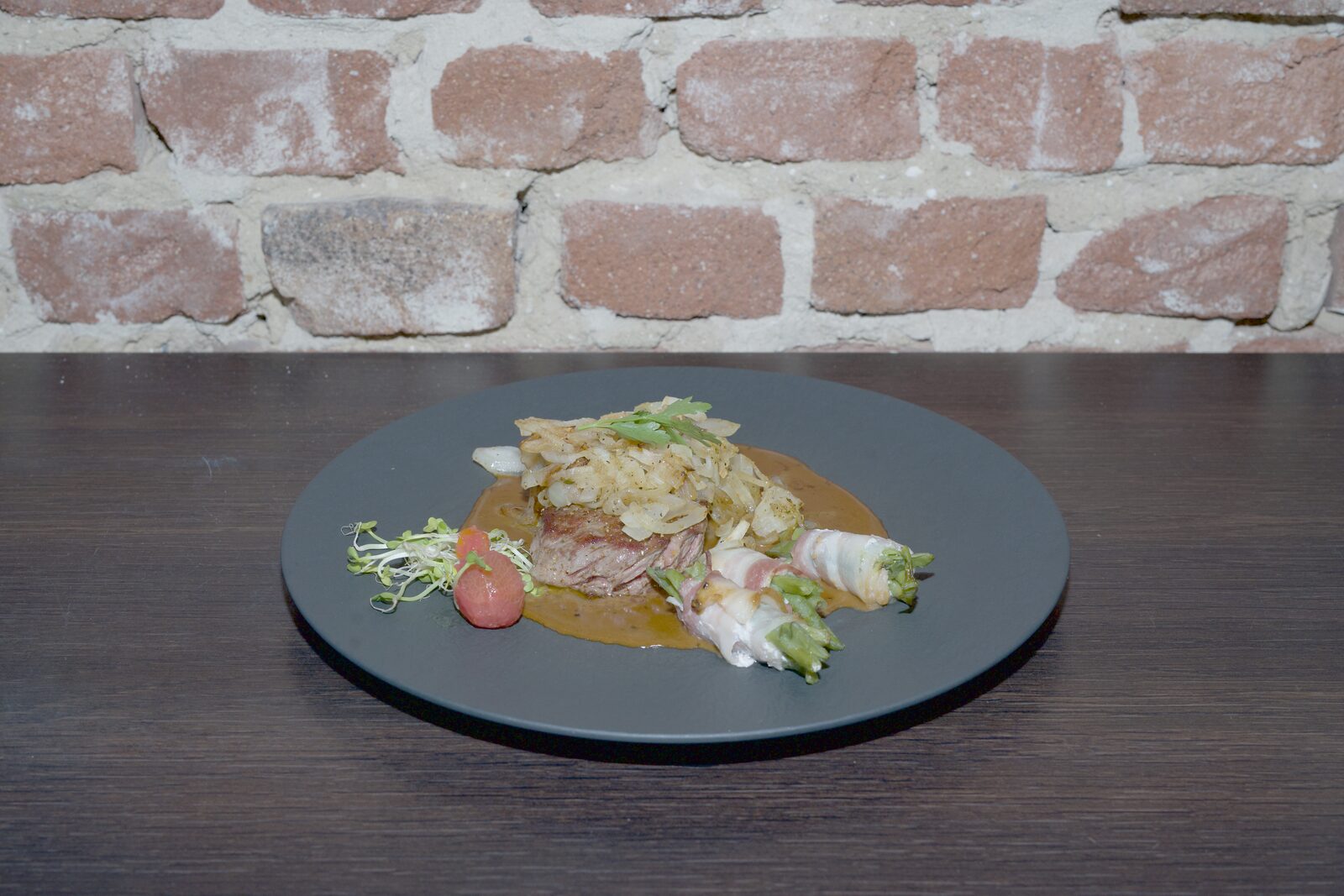 Zwiebelrostbraten mit Speckbohnen